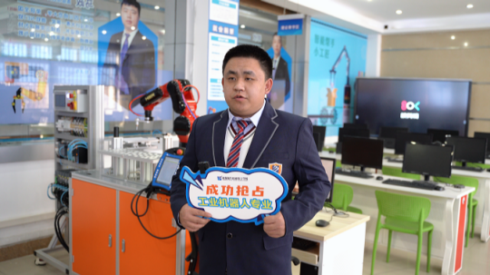 <b>遠(yuǎn)行求學(xué)來新華，機(jī)器人夢(mèng)想在此啟航！</b>