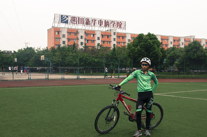 周良洪:老師和同學(xué)眼中公認(rèn)的優(yōu)秀學(xué)生