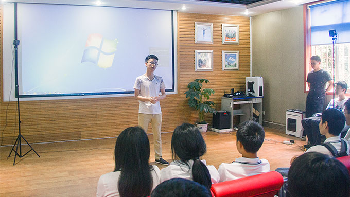 不一樣的開班儀式，體驗VR科技之旅