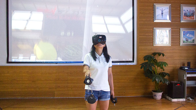 不一樣的開班儀式，體驗VR科技之旅