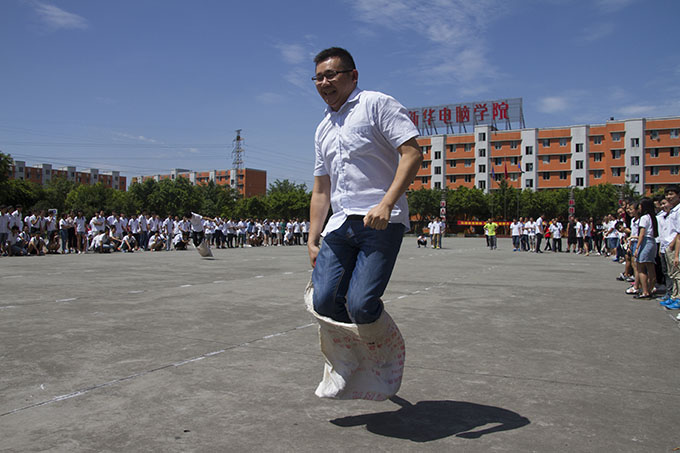 趣味運(yùn)動會，老師和同學(xué)們都玩嗨了！