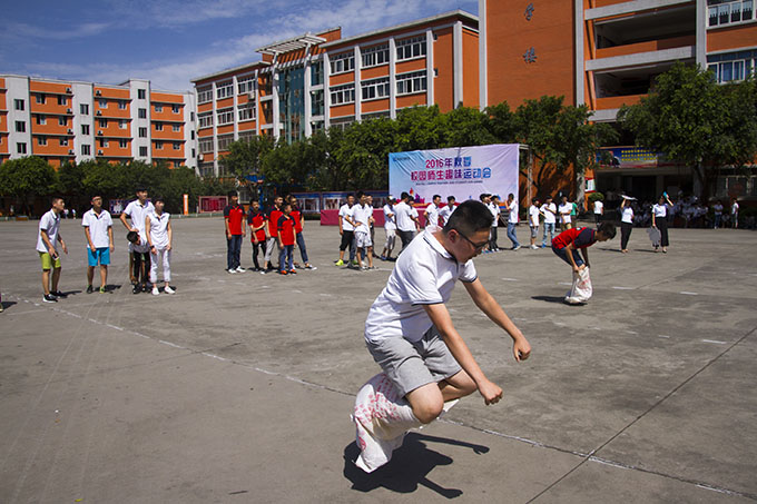 趣味運(yùn)動會，老師和同學(xué)們都玩嗨了！