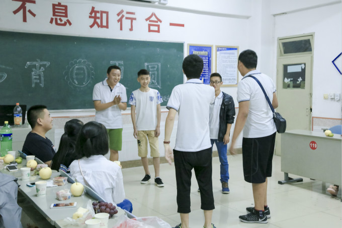 中秋節(jié)到了，各班級(jí)舉辦茶話會(huì)歡度佳節(jié)