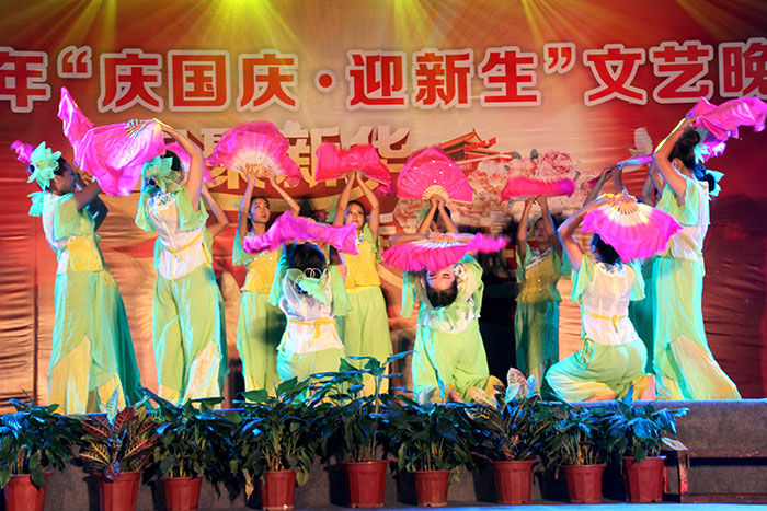 四川新華“慶國(guó)慶 迎新生”文藝晚會(huì)即將精彩呈現(xiàn)