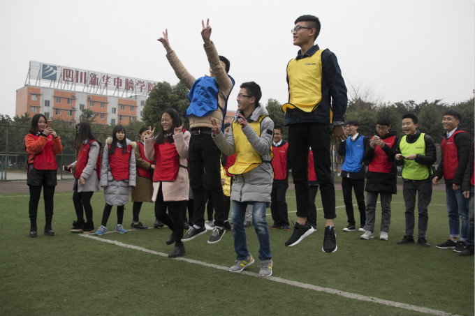 在拓展中相互認(rèn)識(shí)，在拓展中展現(xiàn)自我