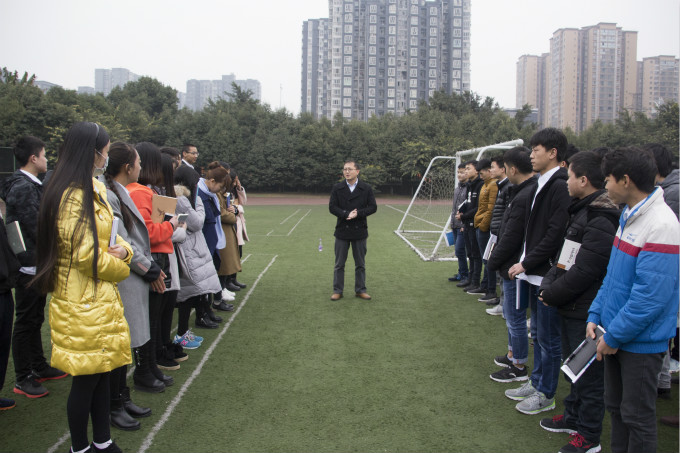 在拓展中相互認(rèn)識(shí)，在拓展中展現(xiàn)自我