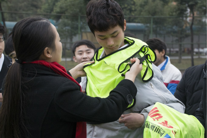 在拓展中相互認(rèn)識(shí)，在拓展中展現(xiàn)自我