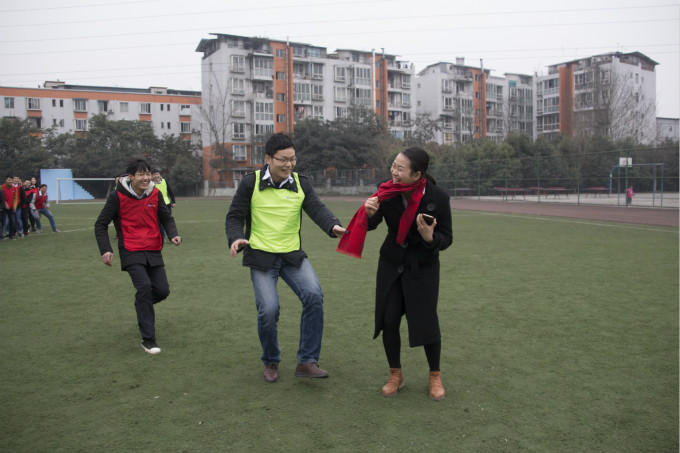 在拓展中相互認(rèn)識(shí)，在拓展中展現(xiàn)自我