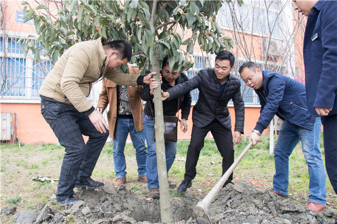 植樹節(jié)，四川新華師生在行動(dòng)！