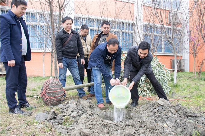 植樹節(jié)，四川新華師生在行動(dòng)！