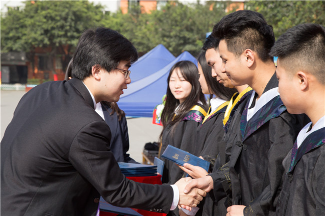 畢業(yè)了：感恩母校，放飛夢想！