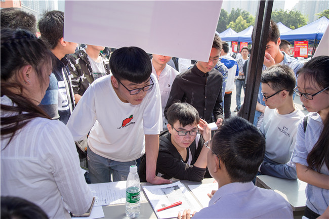 IT人才供需洽談會：100多家企業(yè)，“職”為新華