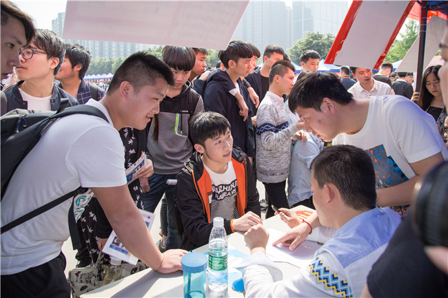 IT人才供需洽談會：100多家企業(yè)，“職”為新華