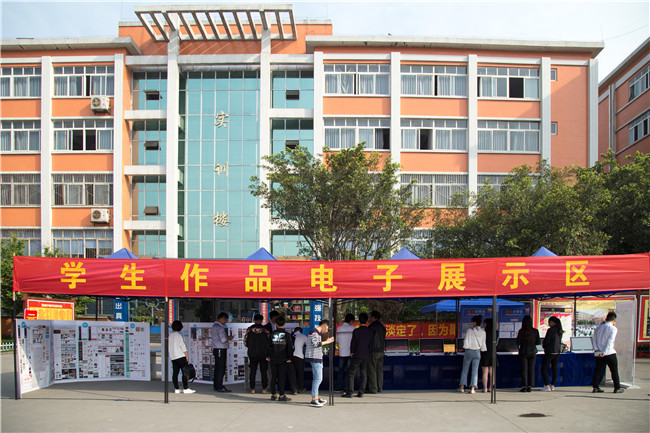 IT人才供需洽談會：100多家企業(yè)，“職”為新華