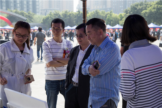 IT人才供需洽談會：100多家企業(yè)，“職”為新華