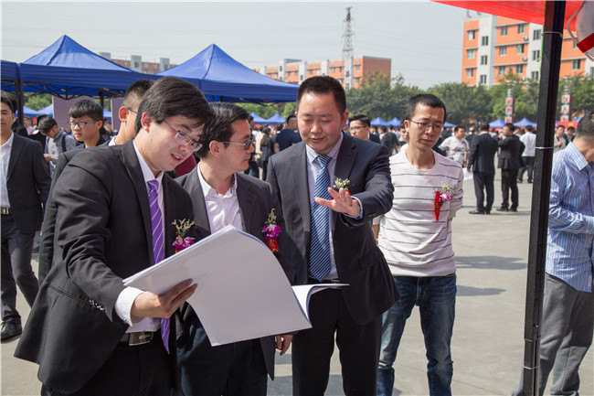 IT人才供需洽談會：100多家企業(yè)，“職”為新華