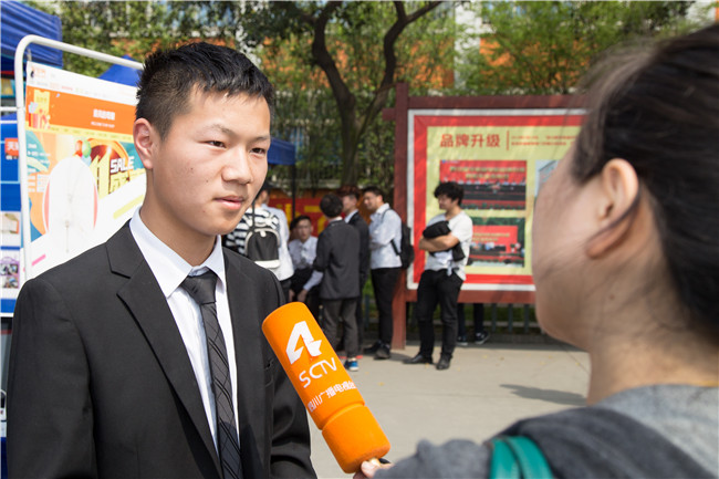 IT人才供需洽談會：100多家企業(yè)，“職”為新華