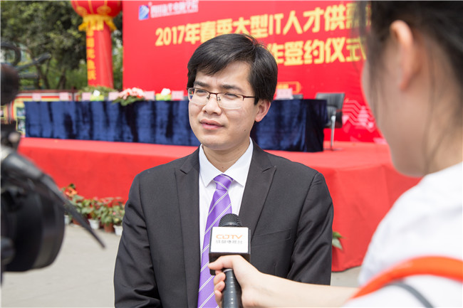 IT人才供需洽談會：100多家企業(yè)，“職”為新華