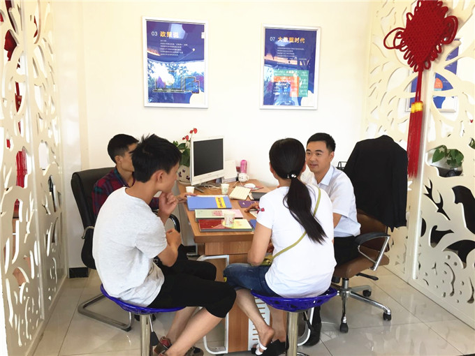 四川新華電腦學(xué)院迎來火熱報(bào)名季