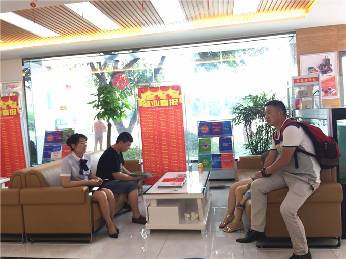 四川新華電腦學(xué)院迎來火熱報(bào)名季