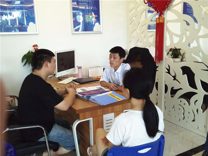 四川新華電腦學(xué)院迎來火熱報(bào)名季