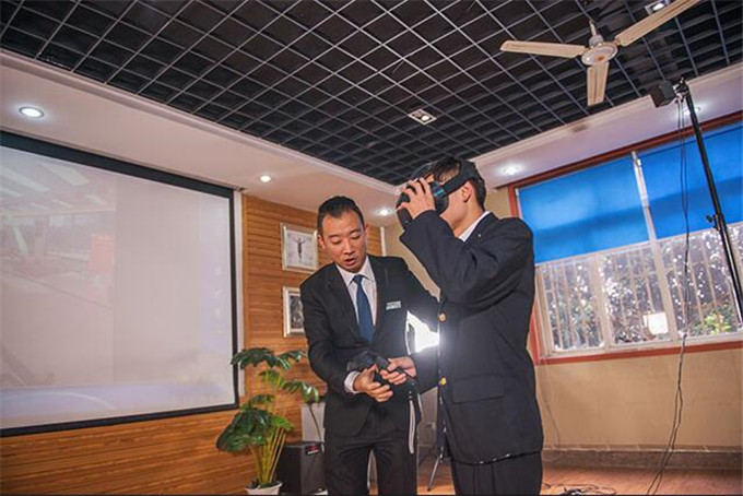 競技時代CEO李金龍老師已抵蓉，下午開講！