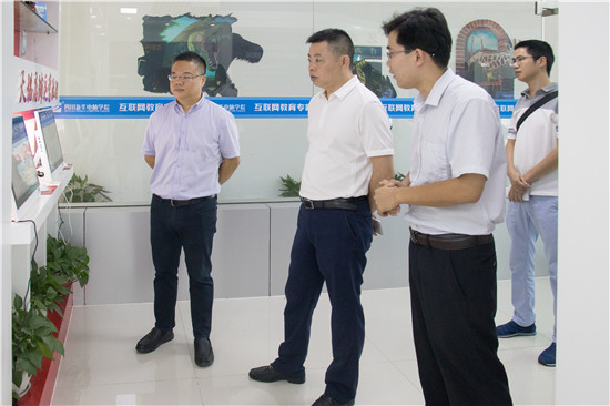  區(qū)人力資源和社會保障局、就業(yè)局領(lǐng)導(dǎo)蒞臨我院視察