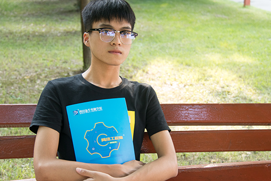 來四川新華學(xué)習(xí)，姐姐給我做了好榜樣