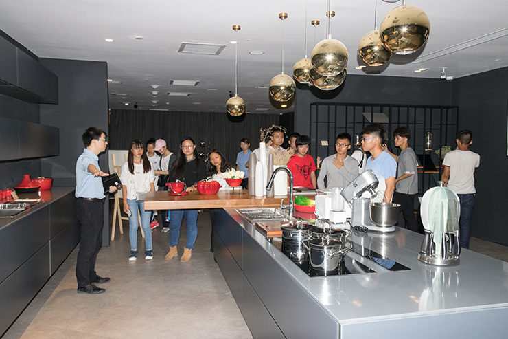 與智能握手，四川新華電腦學(xué)院學(xué)子企業(yè)參觀行