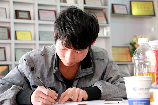 他懷揣創(chuàng)業(yè)夢(mèng)想，來(lái)到四川新華電腦學(xué)院