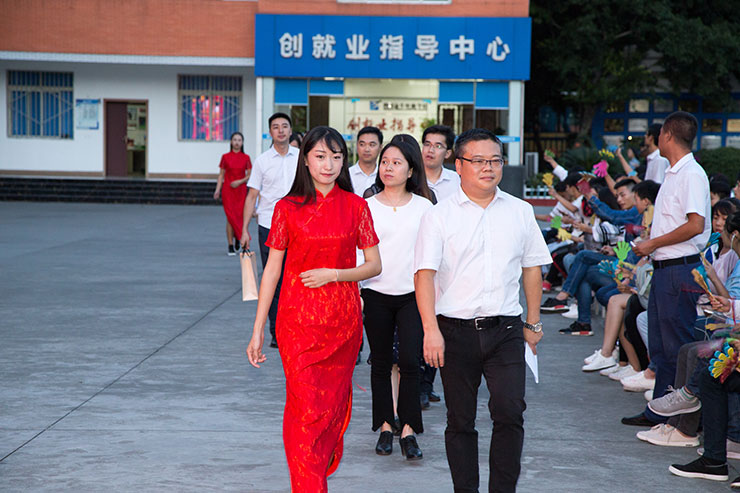 四川新華隆重舉辦中秋國慶雙節(jié)文藝晚會