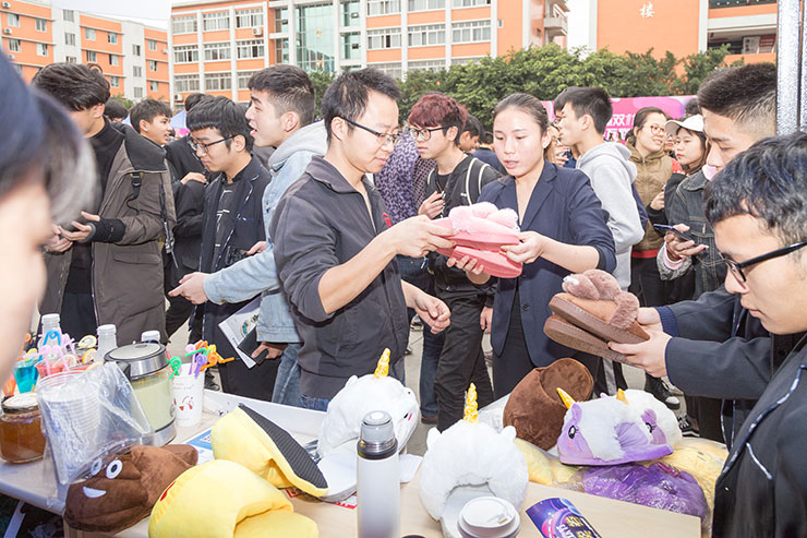 四川新華電腦學(xué)院雙十一校內(nèi)展賣會(huì)火熱舉辦