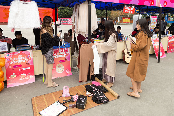 四川新華電腦學(xué)院雙十一校內(nèi)展賣會(huì)火熱舉辦