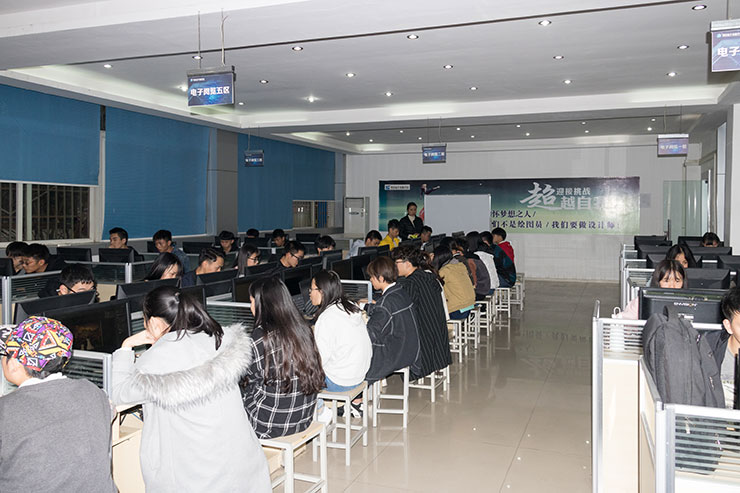 天氣涼，四川新華技能大賽火熱舉辦，學(xué)子露鋒芒