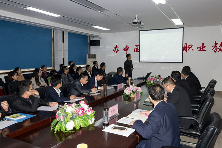 我院舉辦畢業(yè)生答辯會(huì)，隆重邀請(qǐng)家長(zhǎng)前來(lái)旁聽(tīng)