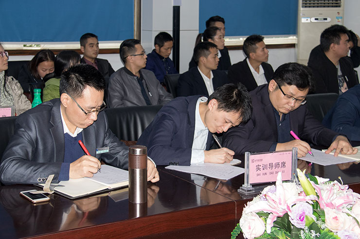 我院舉辦畢業(yè)生答辯會(huì)，隆重邀請(qǐng)家長(zhǎng)前來(lái)旁聽(tīng)