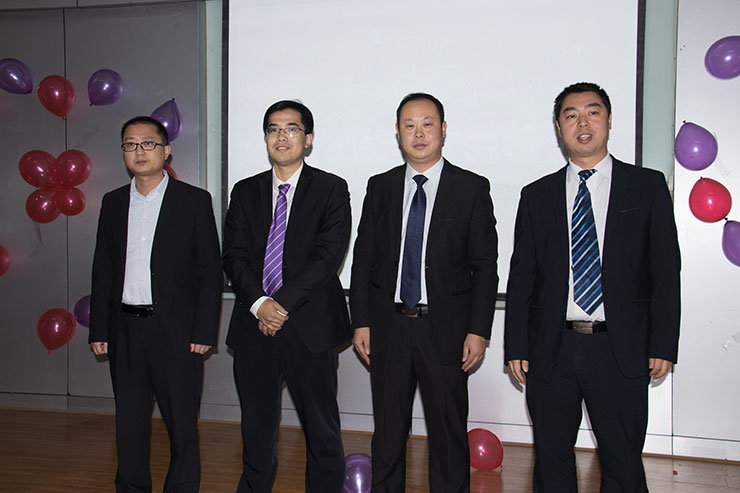 四川新華電腦學院感恩節(jié)匯報表彰大會溫情舉行