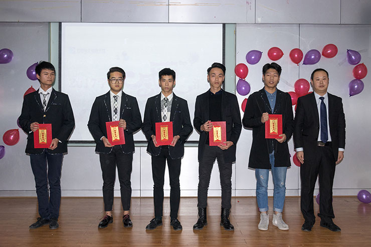 四川新華電腦學院感恩節(jié)匯報表彰大會溫情舉行