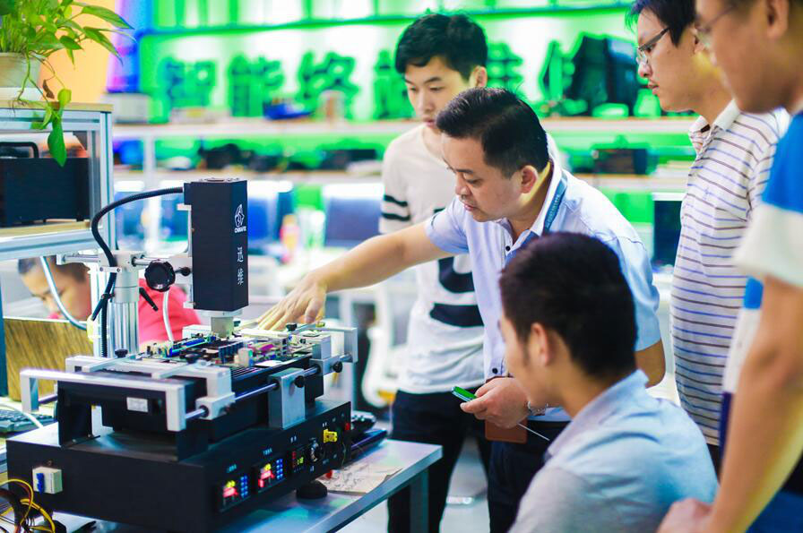 百度Moments營(yíng)銷盛典揭秘，新華教育集團(tuán)榮登品牌數(shù)字資產(chǎn)榜首