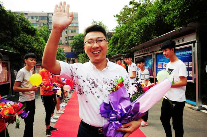 百度Moments營(yíng)銷盛典揭秘，新華教育集團(tuán)榮登品牌數(shù)字資產(chǎn)榜首