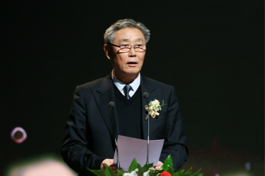 榮耀盛典，新華教育集團常務(wù)副總裁許紹兵再獲殊榮！