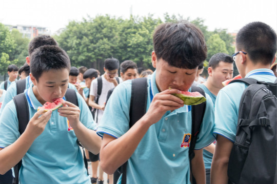 西瓜紅了，四川新華學子盡顯“吃貨”本能