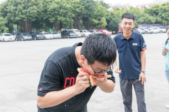 西瓜紅了，四川新華學子盡顯“吃貨”本能