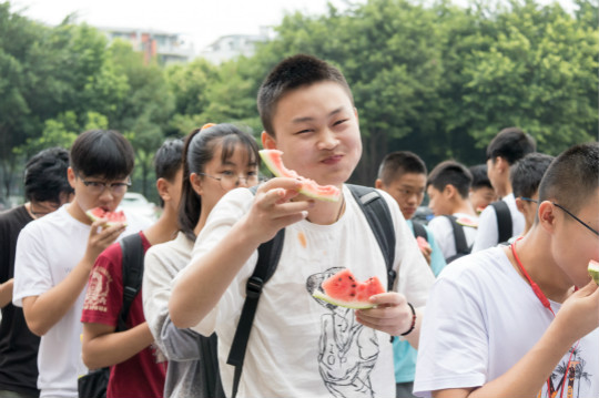 西瓜紅了，四川新華學子盡顯“吃貨”本能