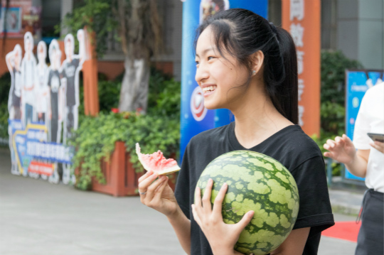西瓜紅了，四川新華學子盡顯“吃貨”本能