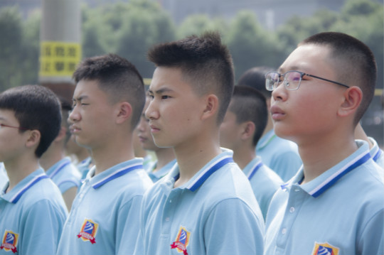 春風(fēng)十里不如你，新生軍訓(xùn)歡樂多  