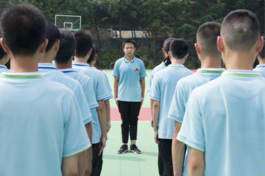 春風(fēng)十里不如你，新生軍訓(xùn)歡樂多  