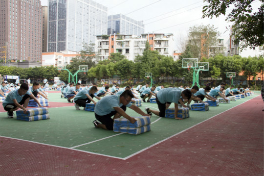 春風(fēng)十里不如你，新生軍訓(xùn)歡樂多  