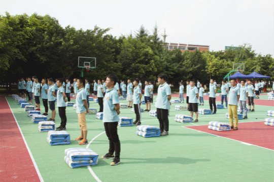 春風(fēng)十里不如你，新生軍訓(xùn)歡樂多  