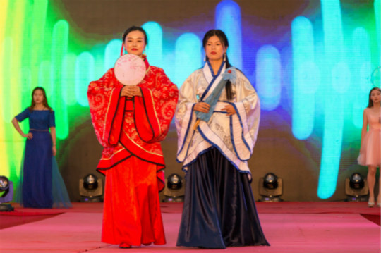 展新華學子風采.逐新華夢想四川新華T臺秀拉開帷幕